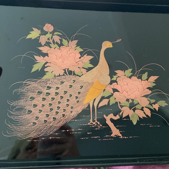 Vintage Japanese Black Laquer Tray with a Peacock (NOTE THE PHOTOS HAVE A GLARE) - Picture 5 of 7
